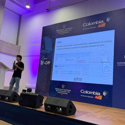 Yarlinson Barranco presenting BeanChain Demo at Colombia 4.0 event.