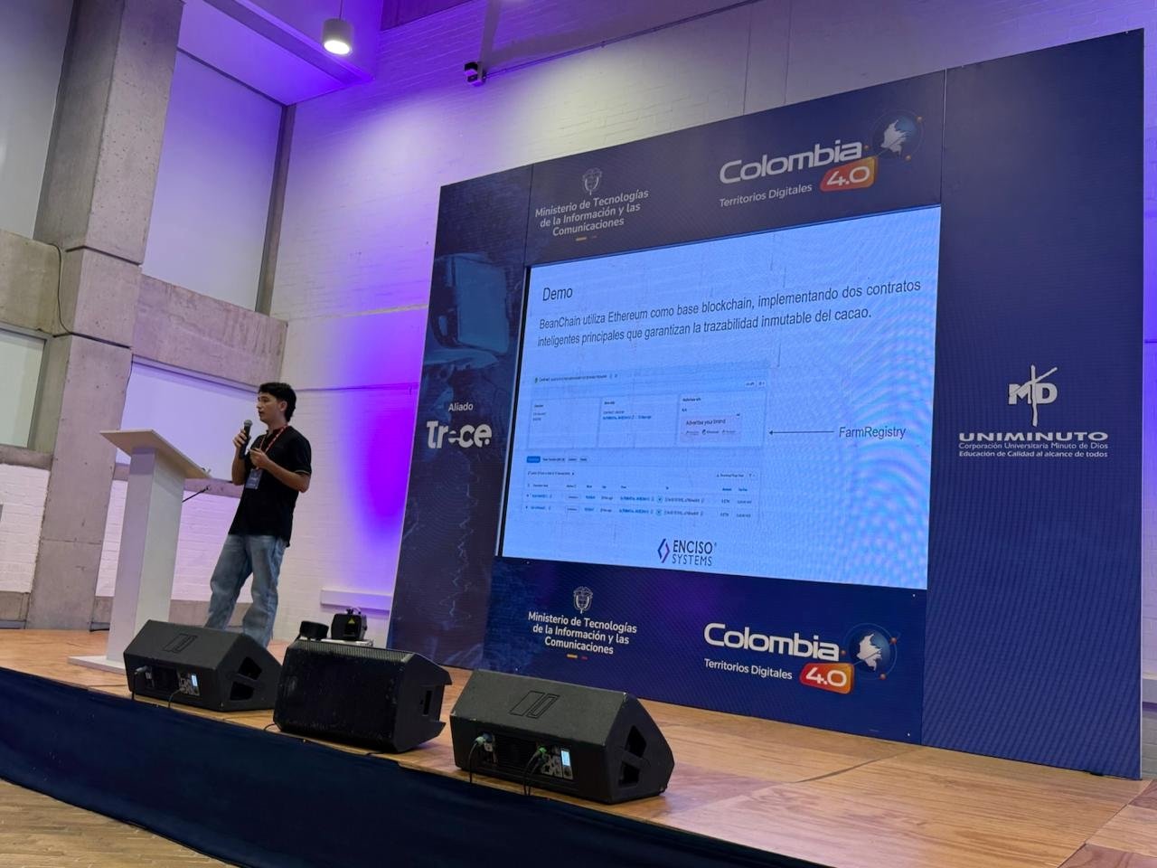 Yarlinson Barranco presenting BeanChain Demo at Colombia 4.0 event.